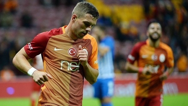 Lukas Podolski'den hat-trick paylaşımı