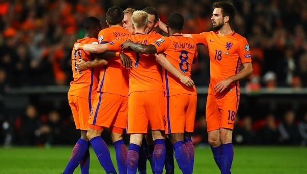 Sneijder 45 dakika oynadı, Hollanda kazandı