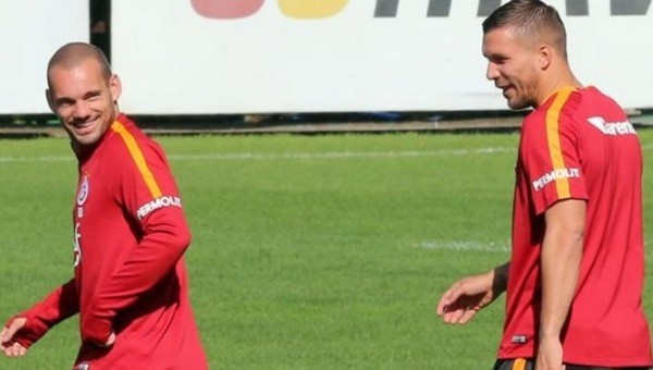 Sneijder ve Podolski'den gençlere ders