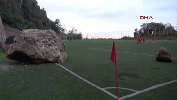 Trabzon'da amatör maç öncesi sahaya kaya düştü