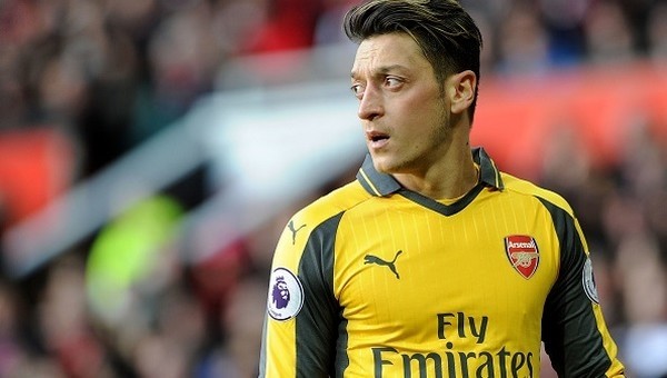 Arsenal'den Mesut Özil'e yeni sözleşme