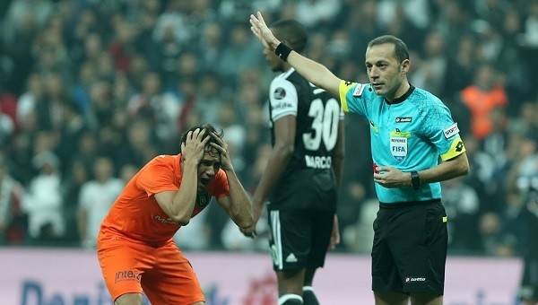 Başakşehir'in sayılmayan golünde faul var mı?
