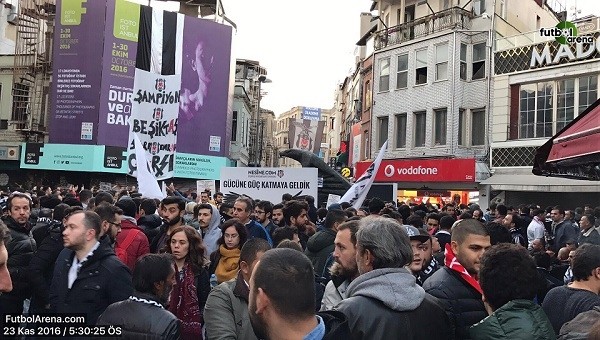 Beşiktaş Çarşı'da Benfica maçı coşkusu