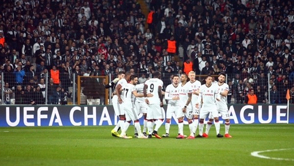 Beşiktaş oyuncuları taraftarına koştu - İZLE