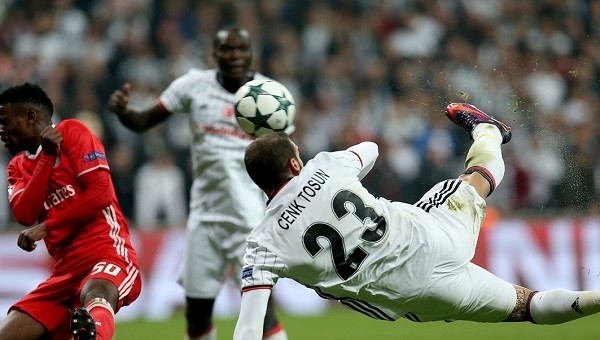 Cenk Tosun'un Benfica'ya attığı muhteşem golü (İZLE)