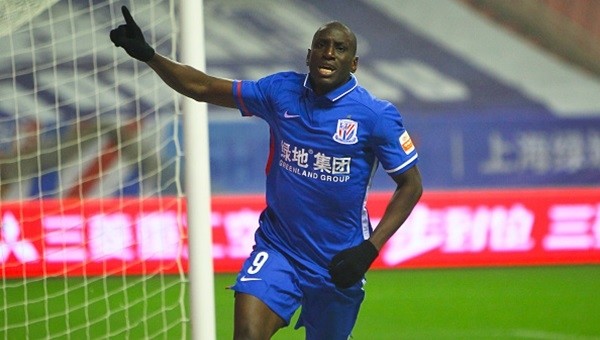 Derbinin sürpriz konuğu Demba Ba