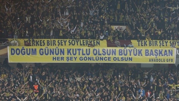 Fenerbahçe taraftarından Aziz Yıldırım pankartı
