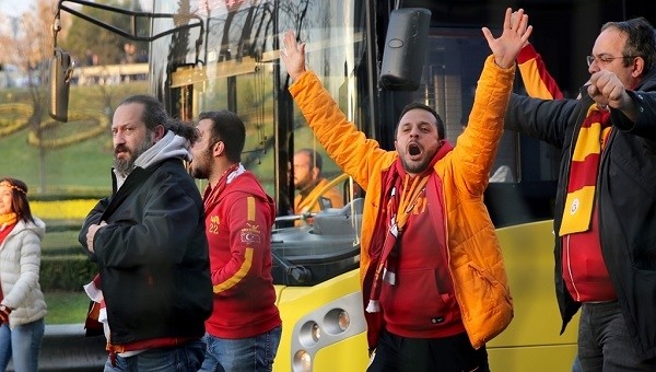 Galatasaray taraftarının Dursun Özbek'le birlikte Kadıköy'e gidiş anı (İZLE)