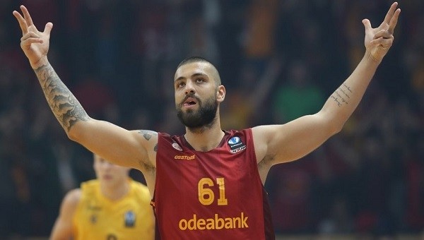 Fenerbahçe - Galatasaray derbisinde Göksenin Köksal ve taraftarlar arasında olay