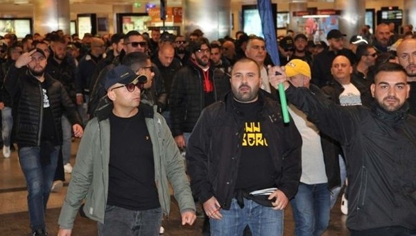 İstanbul'dan dönen Napoli taraftarları İtalya'yı karıştırdı