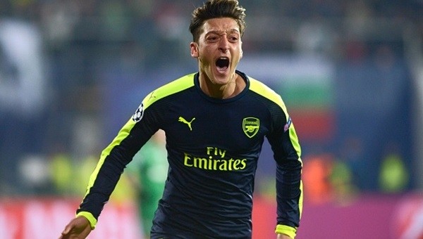 Mesut geleceğini Arsenal'e bağlamak üzere