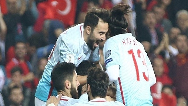 Türkiye - Kosova maçında Hasan Ali ile Volkan Şen gol sevinci sırasında çarpıştılar
