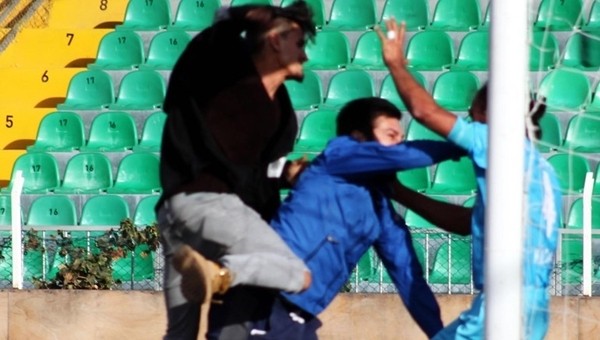 Muğla'da taraftarlar konuk futbolcuları hastanelik etti