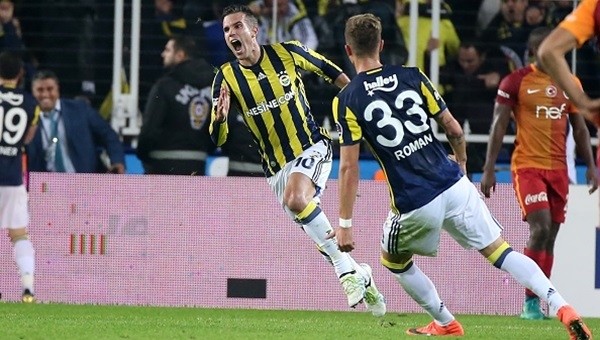 Robin van Persie derbide klasını konuşturdu