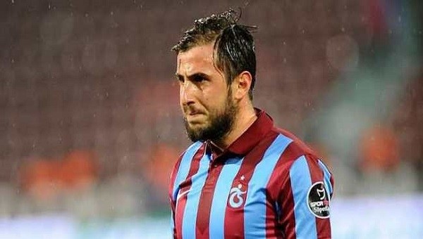 Trabzonsporlu Zeki Yavru rakip futbolcuyu sırtına almak istedi