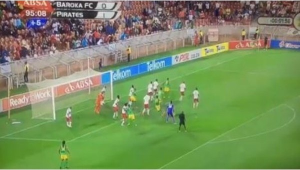 Uzatmalarda röveşata ile gol atan kaleci