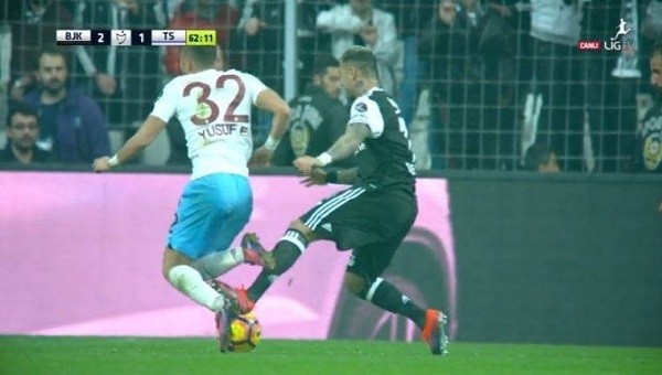 Beşiktaş - Trabzonspor maçında Quaresma'nın Yusuf Erdoğan'a yaptığı faulde kırmızı kart isyanı