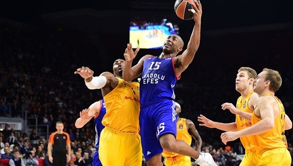 Anadolu Efes 72 - 68 Barcelona'yı devirdi