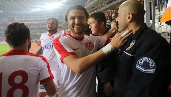 Antalyasporlu futbolcular polislere sarıldı