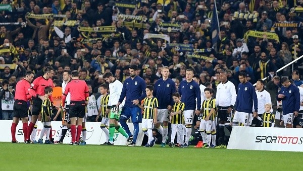Beşiktaşlı taraftarlardan Fenerbahçe'ye gönderme