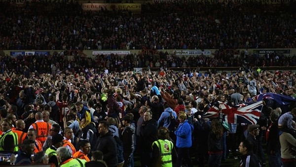 Biletleri protesto etmek için sahaya daldılar