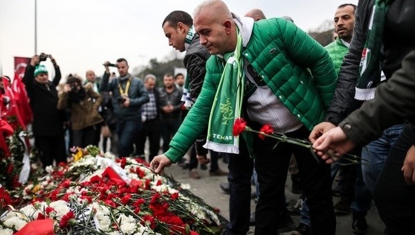 Bursasporlu taraftarlar Şehitler Tepesi'ne yürüdü