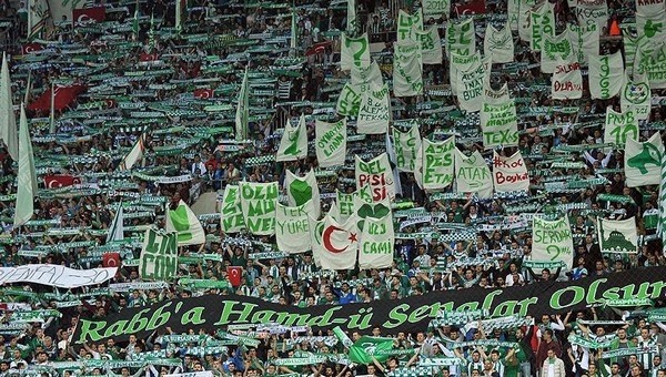 Bursasporlu taraftarlardan Beşiktaş'a olay gönderme