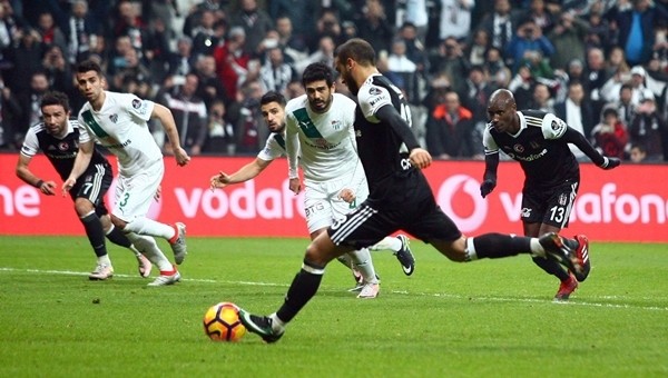 Cenk Tosun atıyor, Beşiktaş kaybetmiyor