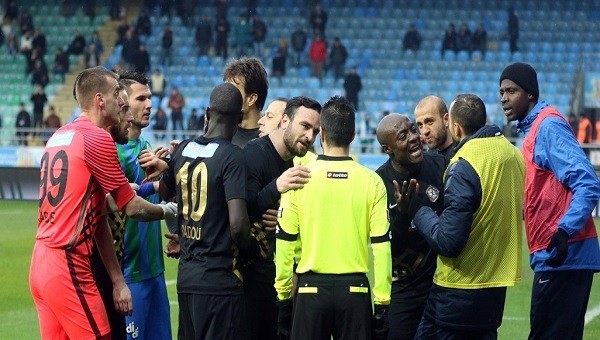 Cüneyt Çakır'ın Rizespor - Osmanlıspor maçında verdiği skandal penaltı
