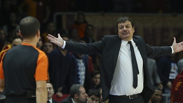 Ergin Ataman basın toplantısında muhabire esti gürledi