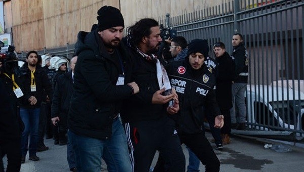 Fenerbahçe otobüsüne şişe atan taraftar gözaltında!