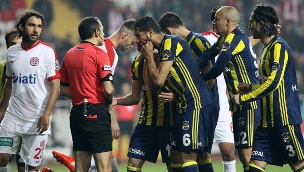 Antalyaspor - Fenerbahçe maçında Cüneyt Çakır'ı fırçaladı