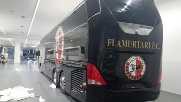 Futbolculara para yok, kulübe yeni otobüs var!
