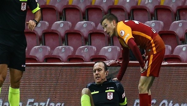 Galatasaray - Tuzlaspor maçında hakem sakatlandı