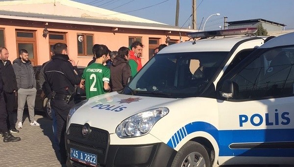 Hakeme yumruk atan futbolcu emniyete götürüldü