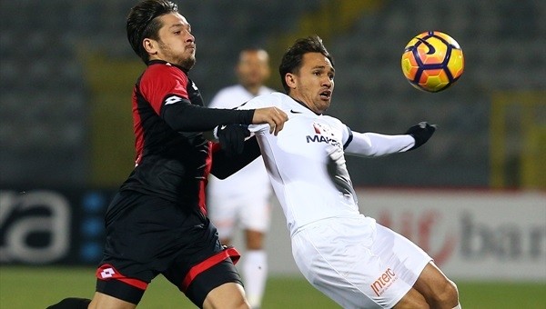 Lider Başakşehir, Gençlerbirliği deplasmanında takıldı