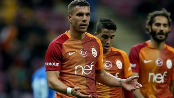 Lukas Podolski, Galatasaray'ı ikiye böldü