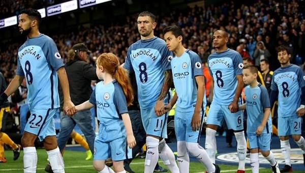 Manchester City sahaya İlkay Gündoğan formalarıyla çıktı  - İZLE