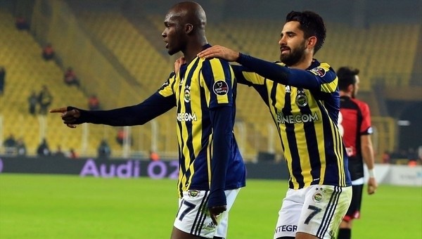 Moussa Sow vurduğunu atıyor