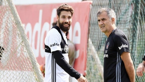 Olcay Şahan çevik kuvvete 3'lü çektirdi