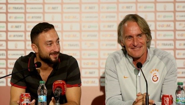 Riekerink Beyaz TV muhabirini görünce güldü