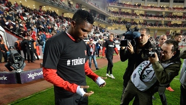 Samuel Eto'o Fenerbahçe maçı öncesi şehitlerimiz için dua etti
