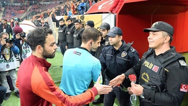 Selçuk İnan çevik kuvvetle tribünleri selamladı - İZLE