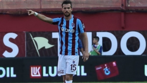 Trabzonspor oyuncusu Uğur Demirok küfür eden taraftarı yumrukladı