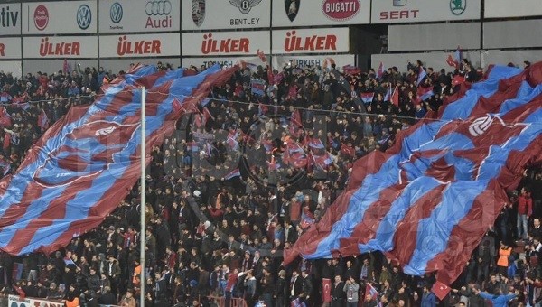 Trabzonspor taraftarlarından Fenerbahçe'ye hırsız tezahüratı