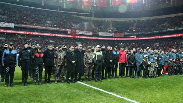 Yıldızlar karması şehitlerimiz için sahada...