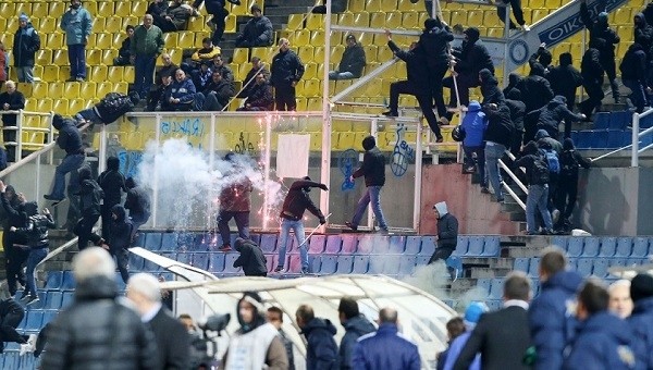 Yunanistan Ligi'ndeki maçta taraftarla polis çatıştı