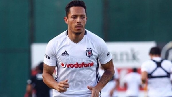 Adriano, Beşiktaş'tan ayrılmak istiyor iddiası