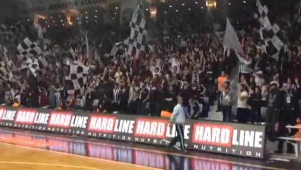 Akatlar Arena'da Beşiktaş taraftarlarından İzmir Marşı