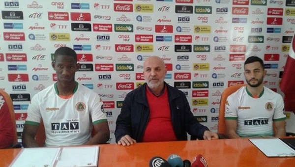 Alanyaspor'da 2 oyuncu için imza töreni